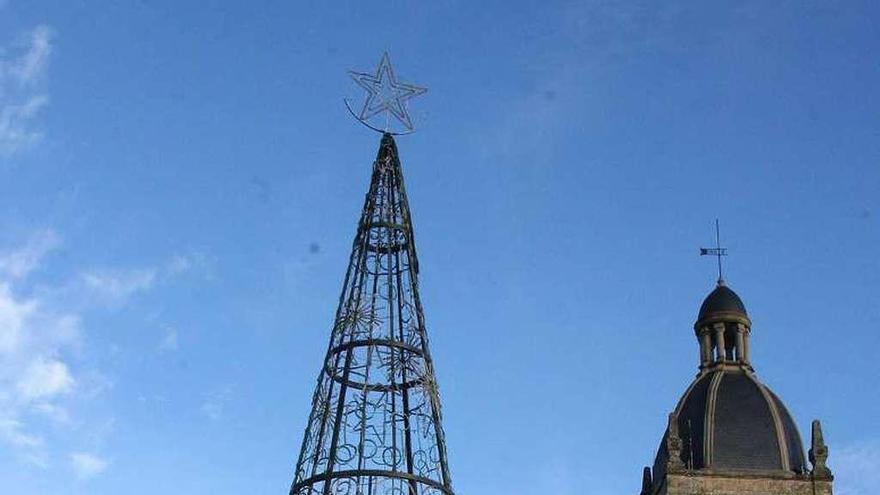 Un árbol de 20 metros se iluminará junto al concello. // Bernabé/Adrián Rei