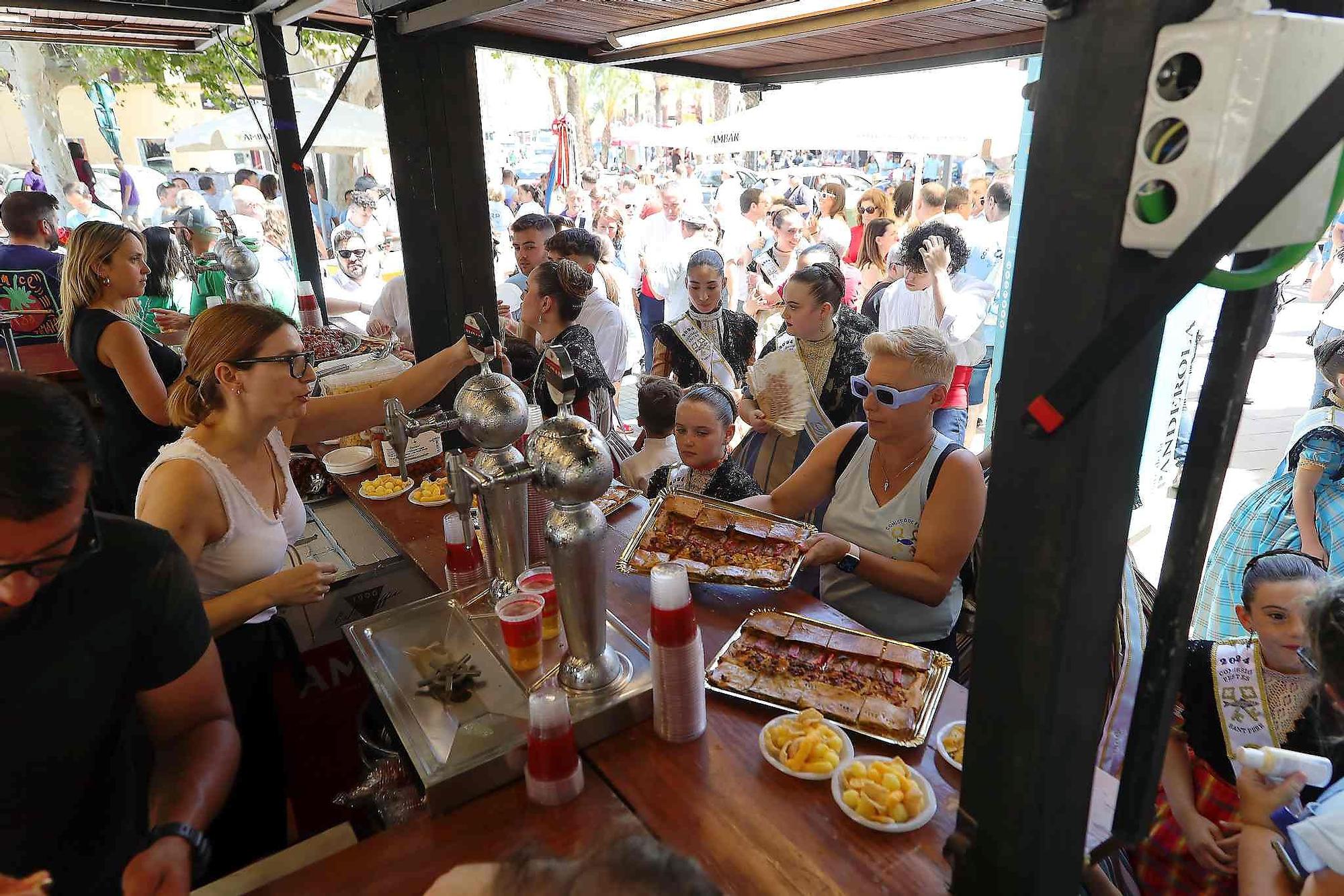 El Grau da inicio a las fiestas de Sant Pere con pólvora, bous y música