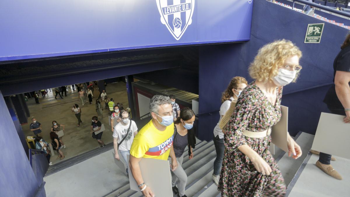 El estadio del Levante UD se convierte en una aula para 5.400 aspirantes a puestos de la Diputación