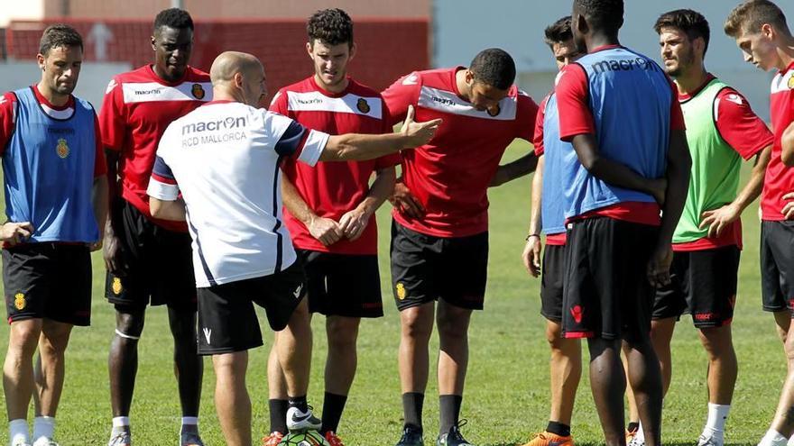 Albert Ferrer charla con sus futbolistas al inicio del entrenamiento de ayer en Son Bibiloni.