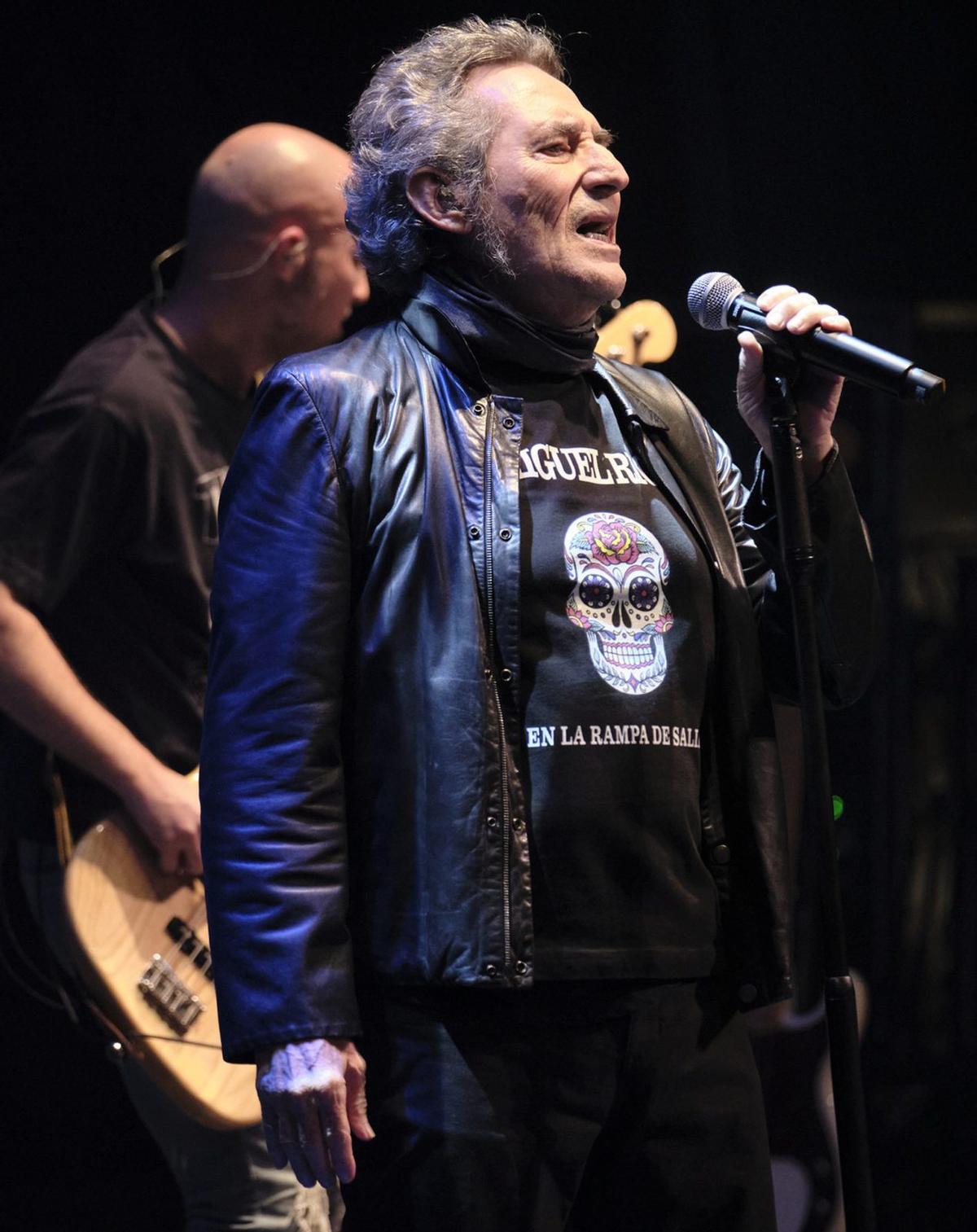 Dos momentos de la actuación de Miguel Ríos de anoche en el Teatro Cervantes. | GREGORIO MARRERO