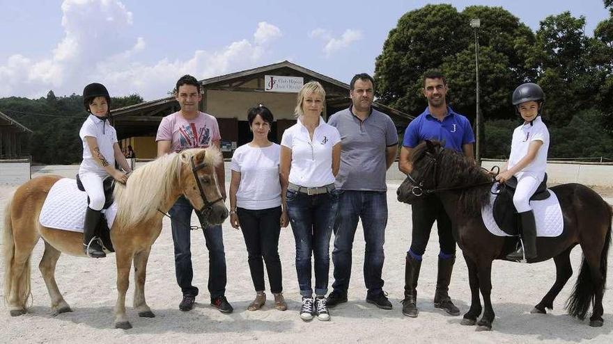 Carmen Suárez (centro), José Saco, Eva Morguecho, Enrique Portas y Joaquín Habas // Bernabé// Javier Lalín