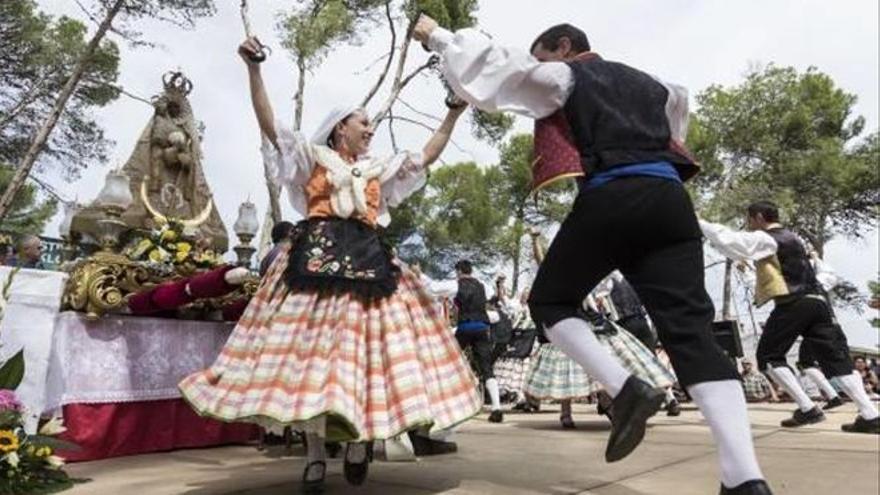 Las danzas tradicionales ante La Morenica en la pedanía de Las Virtudes de Villena.