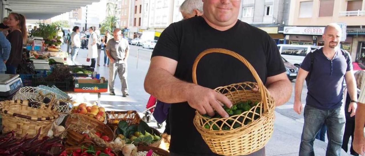 José Manuel Fuentes, ayer en su puesto del mercado poleso.