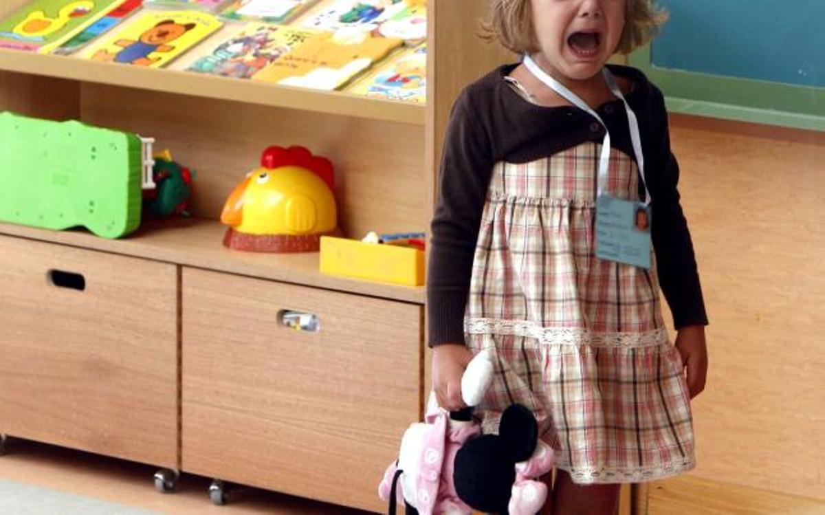 Una alumna de Infantil llora desconsolada en su aula en una imagen captada en los primeros días del curso actual.