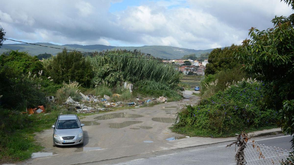 La basura invade el entorno donde se pretende actuar, a la espera del permiso de Costas. |   // G. SANTOS