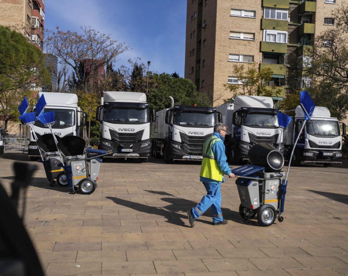 L’Hospitalet estrena la seva flota de 154 nous vehicles de neteja