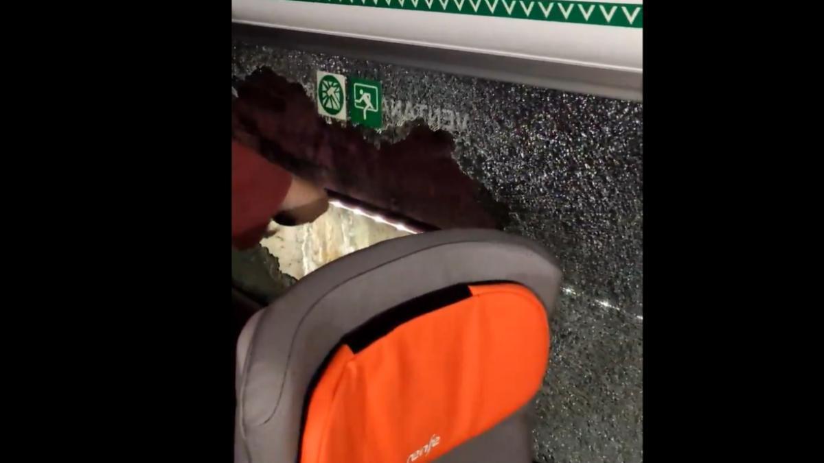 Un pasajero de Renfe rompe las ventanas ante el calor y la falta de climatización.