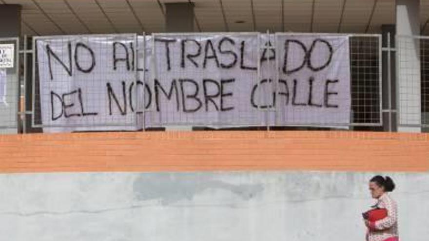 Pancarta colocada por los vecinos de la calle Lassaletta.