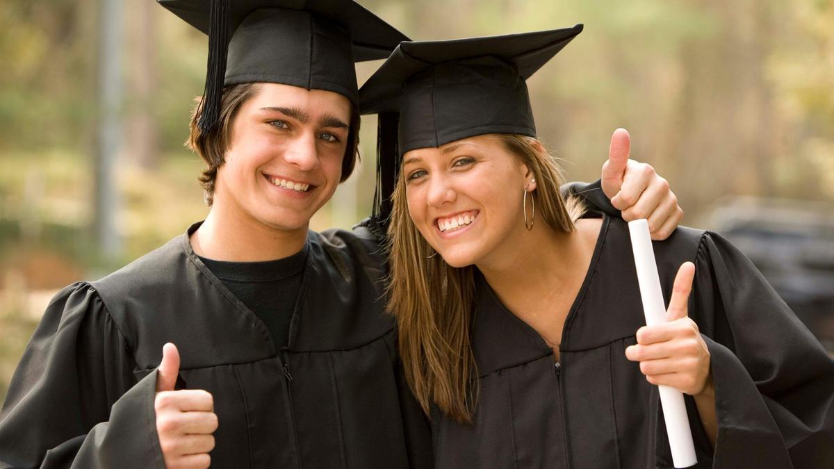 Alumnos de Bachillerato felices tras graduarse con doble titulación española y británica.