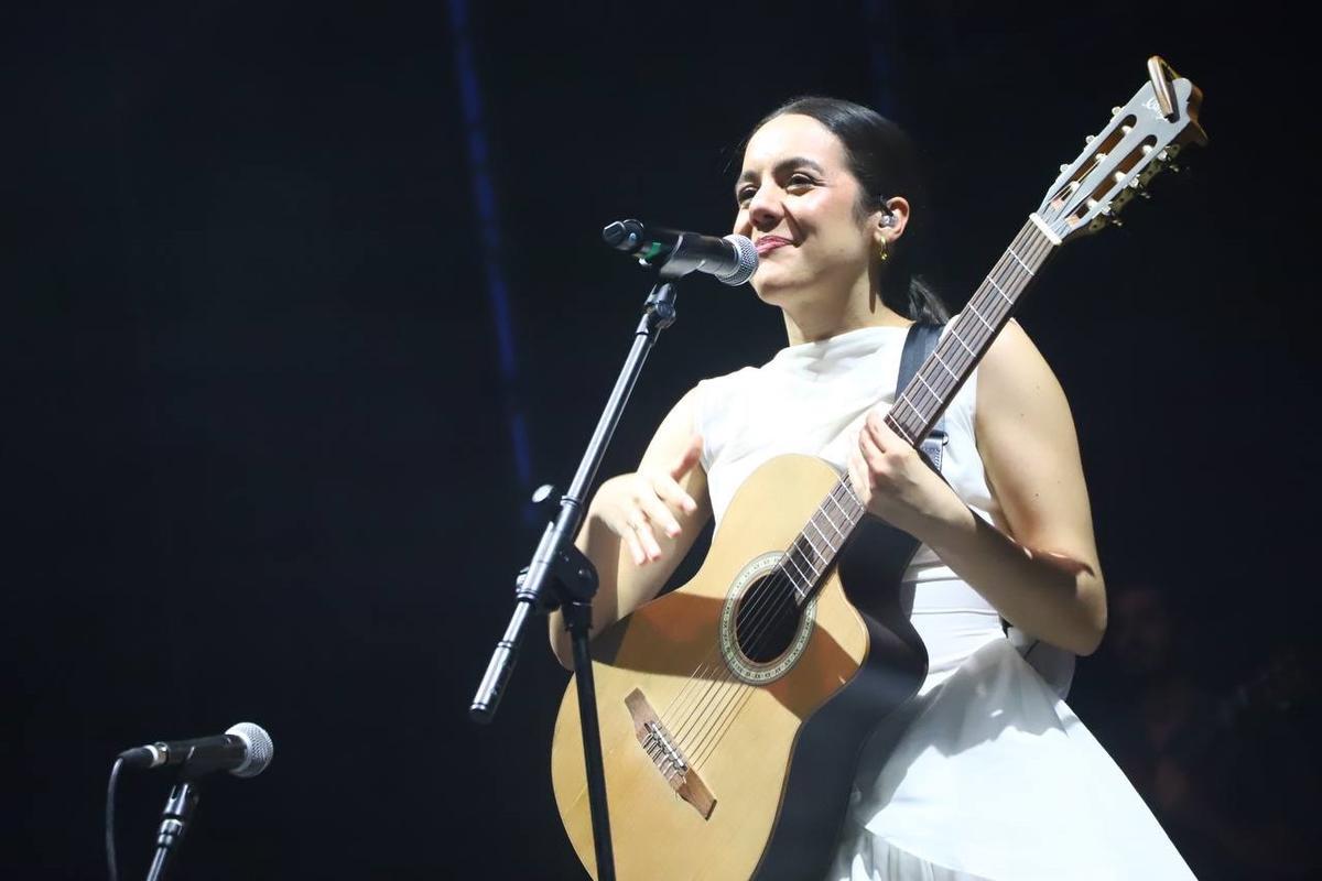 La canaria Valeria Castro en el escenario del teatro de la Axerquía.