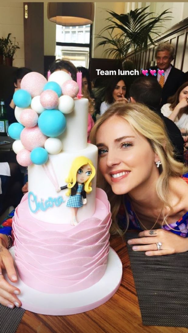 Chiara Ferragni posa con la tarta con la que ha celebrado su 32 cumpleaños