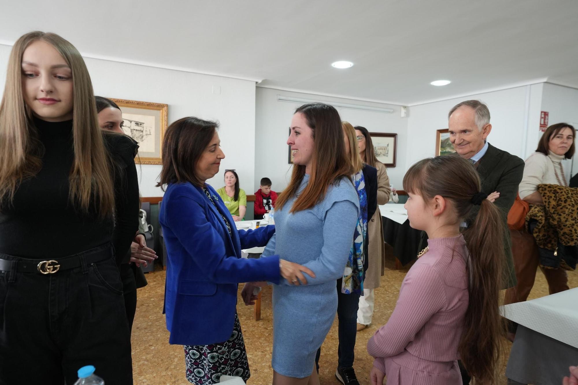 Visita de la ministra de Defensa a los 47 familiares de combatientes ucranianos que pasan dos semanas en el Grau de Castelló