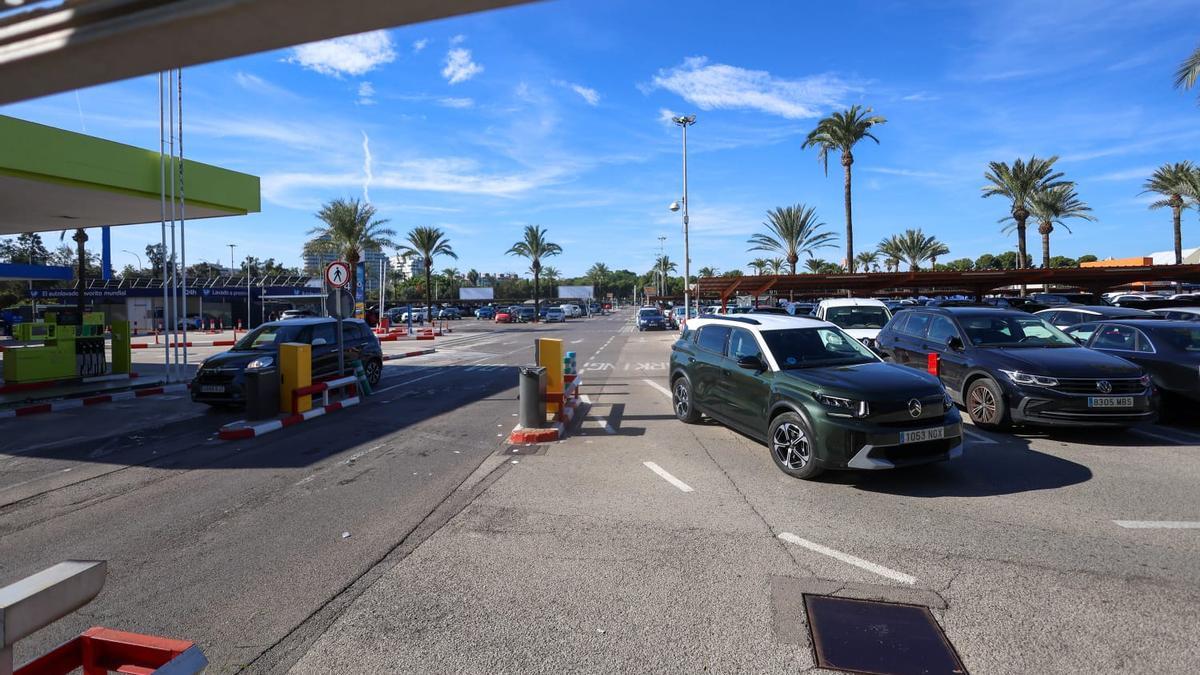 El aparcamiento del centro comercial de Carrefour donde se podrán construir torres de viviendas, apartamentos u oficinas