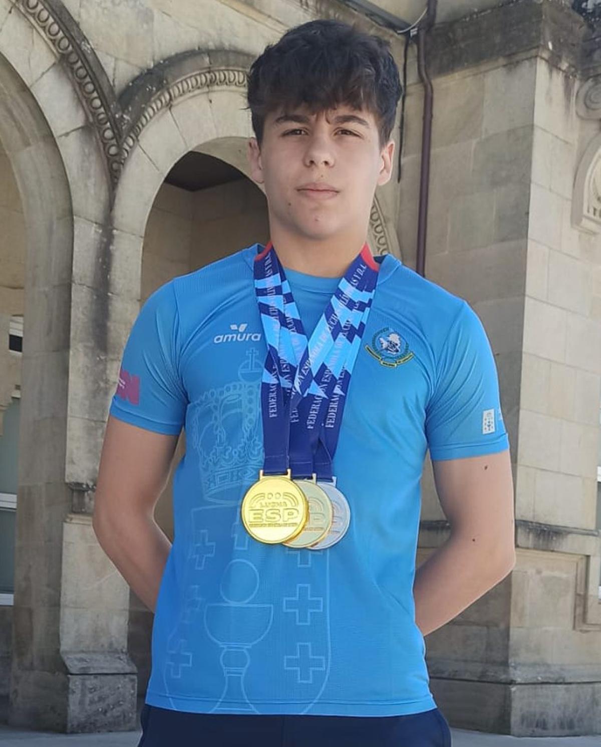 Joel coas tres medallas conseguidas este ano.