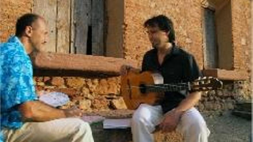 Luis Nuño junto al guitarrista Toni Cotolí.