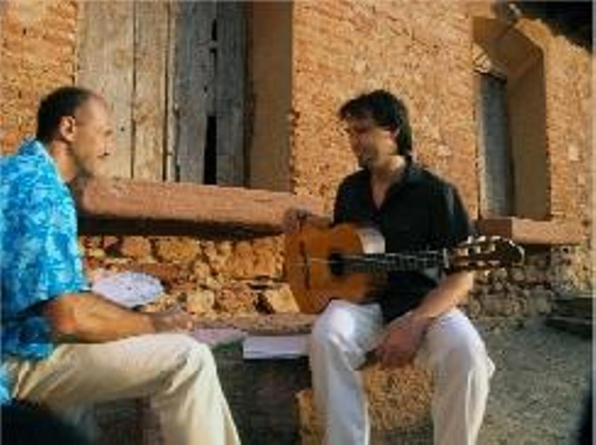 Luis Nuño junto al guitarrista Toni Cotolí.