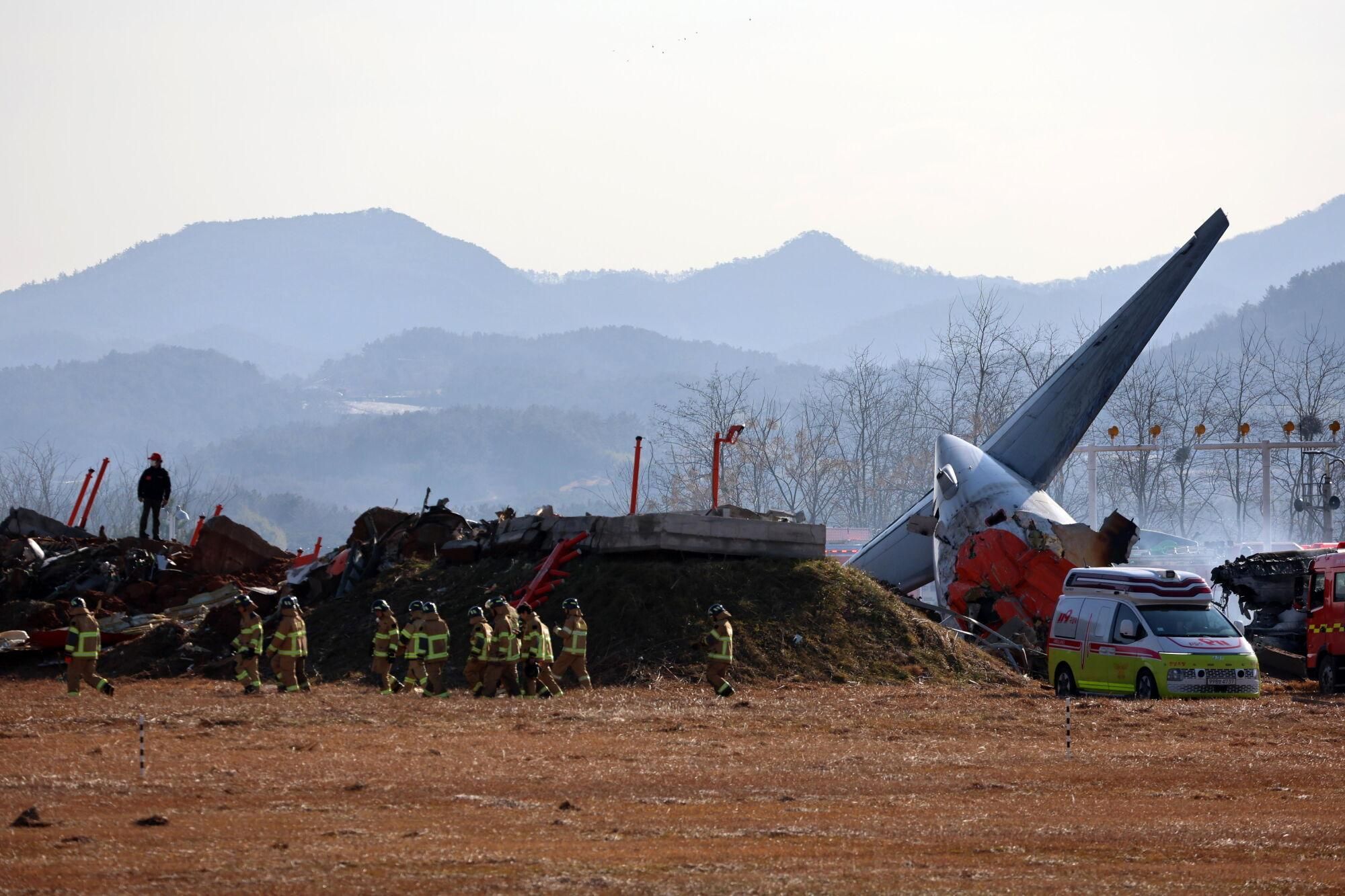 Los bomberos realizan operaciones de rescate en el Aeropuerto Internacional de Muan en Muan, a 288 kilómetros al suroeste de Seúl, Corea del Sur. EFE/EPA/YONHAP. SOUTH KOREA OUT