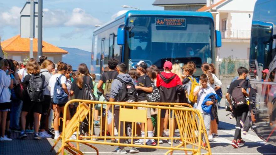 Familias de O Grove critican el servicio de bus escolar de As Bizocas