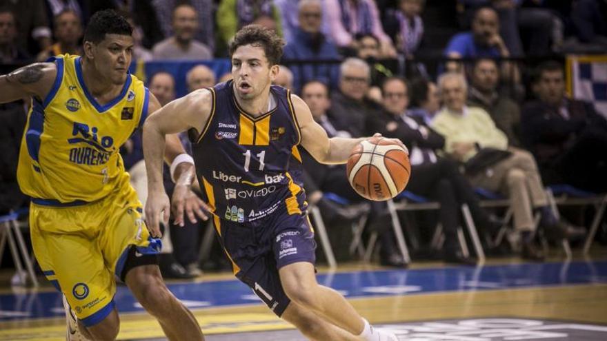 Sergio Llorente, con el balón, durante el partido en Pumarín ante el Ourense