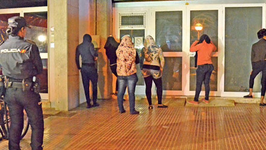 La Policía continúa el acoso a las prostitutas y  a los vendedores de la Playa de Palma