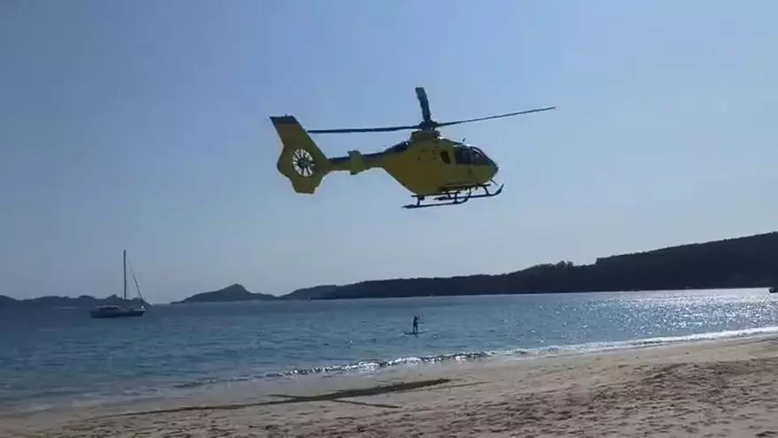 El helicóptero del 061 evacúa a una persona con signos de ahogamiento en la playa de Nerga, en Cangas