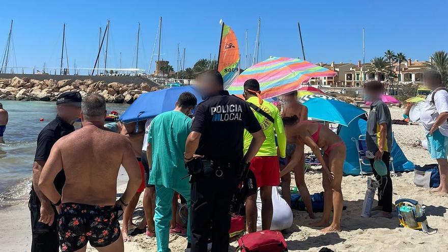 Am Strand beteiligten sich viele Menschen an der Rettung der Frau.