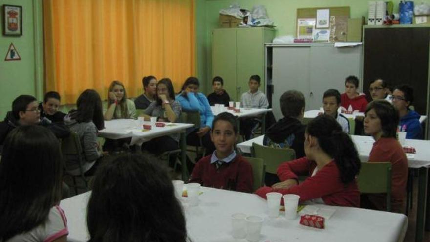 Alumnos de primero de ESO del IES El Batán, esperando por su desayuno.