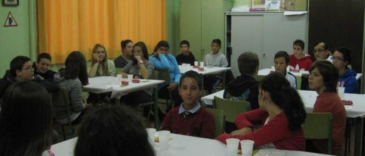 Alumnos de primero de ESO del IES El Batán, esperando por su desayuno.