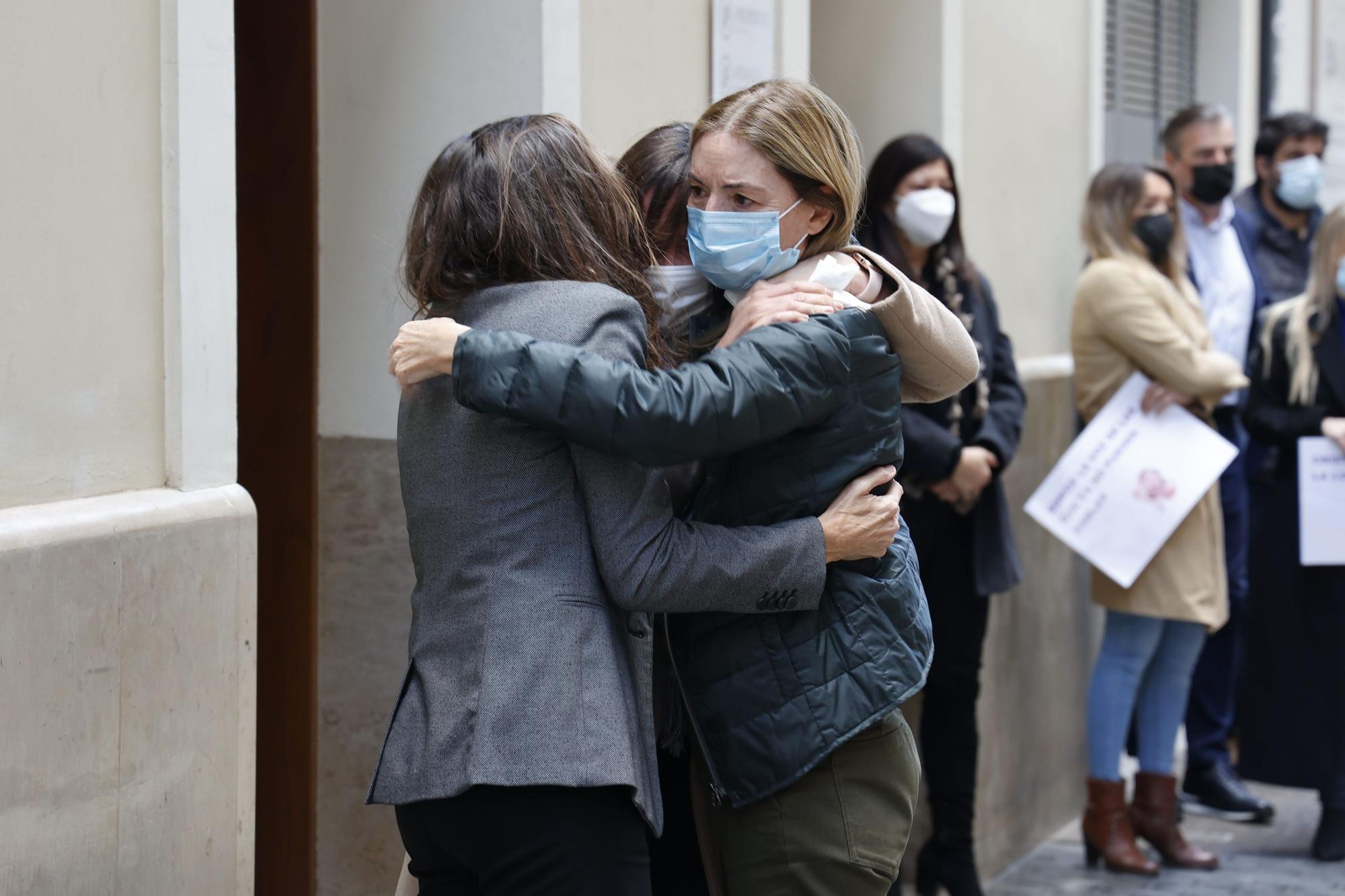 Minuto de silencio por Cristina, la mujer asesinada en València el sábado por su pareja