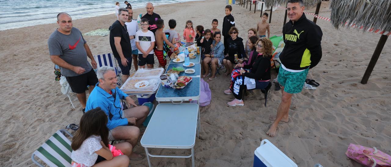 La playa de Arenales presentaba este aspecto ayer, en la Noche de San Juan