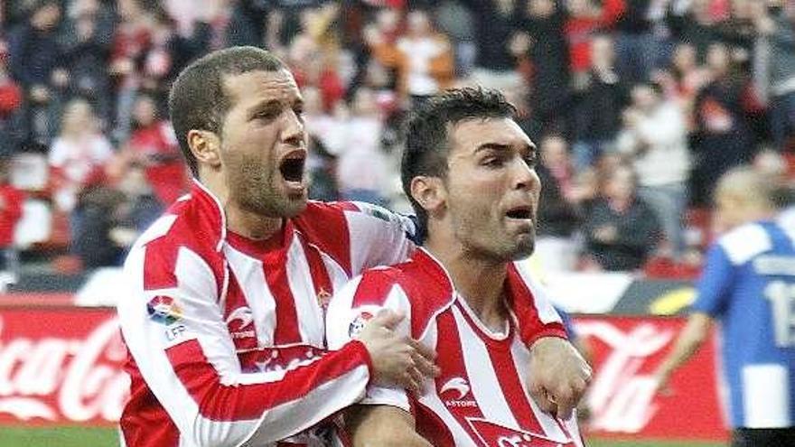 Lora y Barral celebran un gol con la camiseta del Sporting.