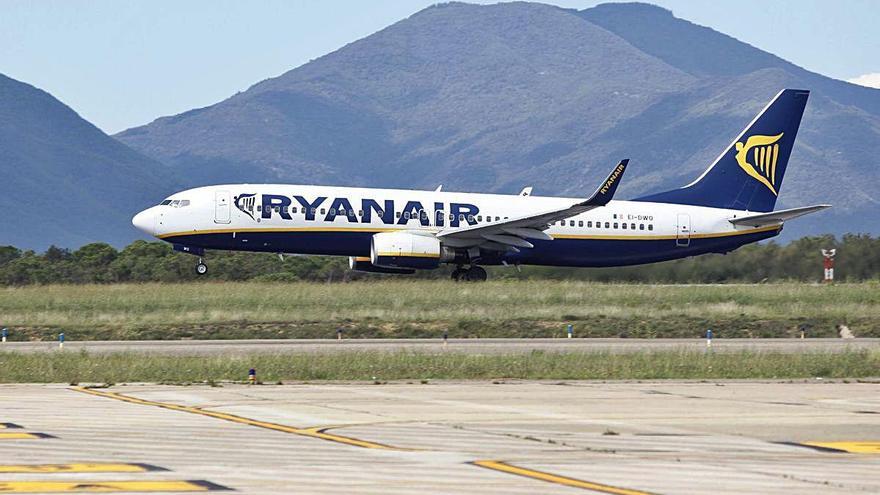 Un avió de Ryanair enlairant-se a l&#039;aeroport de Girona.