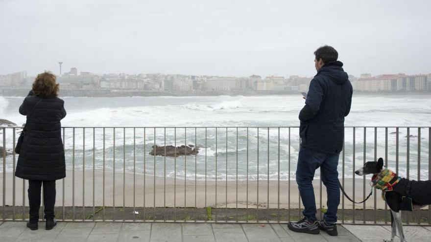 El litoral de A Coruña y Lugo, en alerta por oleaje
