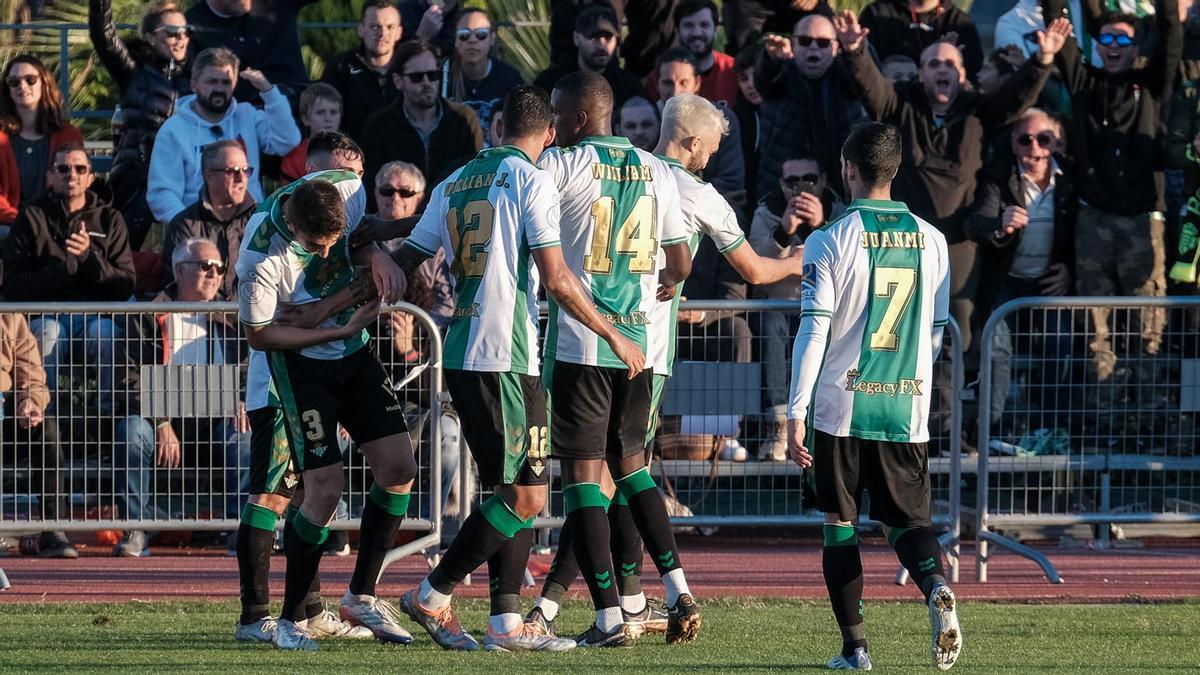 Los jugadores del Betis celebran uno de los goles ante el Ibiza Islas Pitiusas.