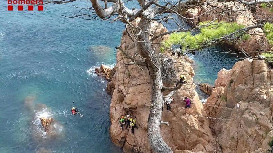 Els Bombers durant el rescat a la via ferrata