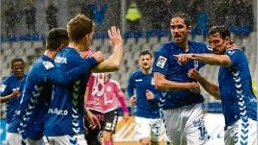 Els jugadors de l&#039;Oviedo celebren el gol de Toché contra el Tenerife.