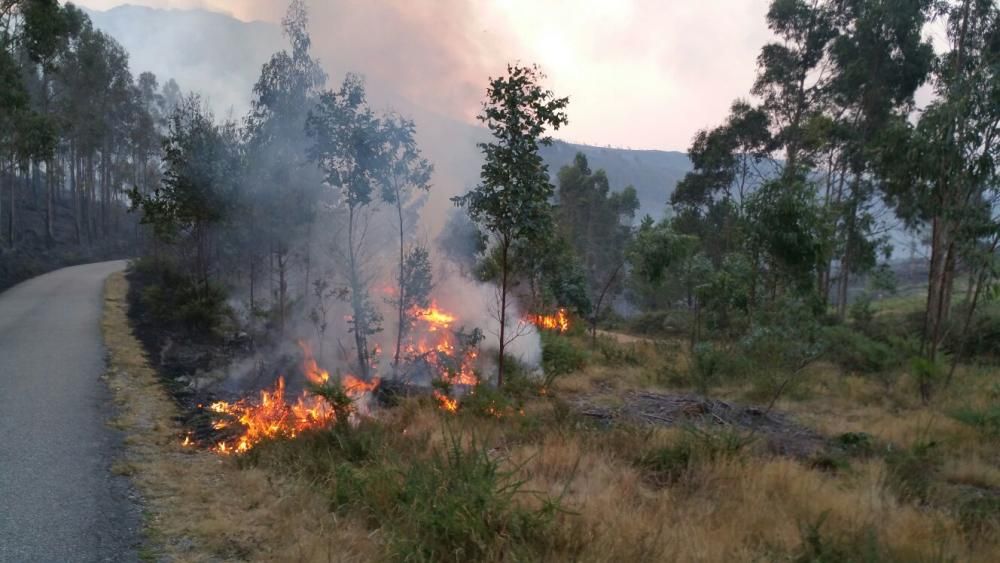 Incendios en Galicia | El fuego de Porto do Son arrasa el monte de A Curota
