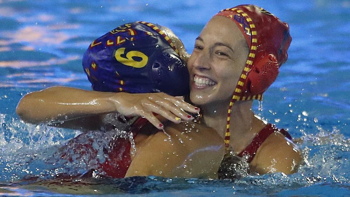 Laura Ester se abraza con Helena Lloret (de espaldas) tras lograr el bronce en los Euroepeos del 2018.