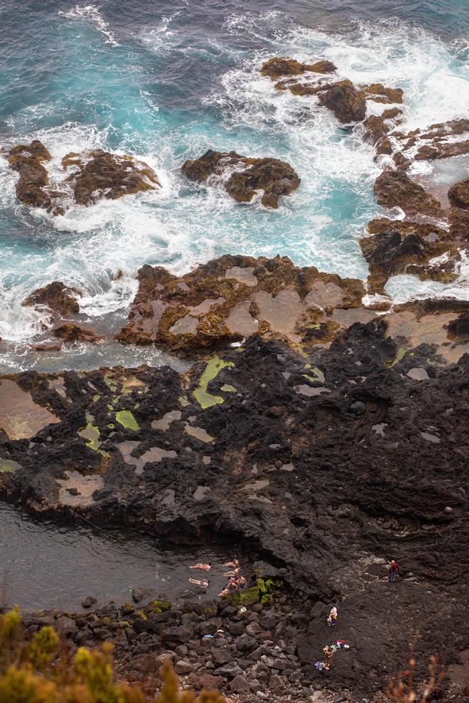 Piscina natural cerca de Farol da Ponta da Ferraria, en São Miguel. Islas Azores