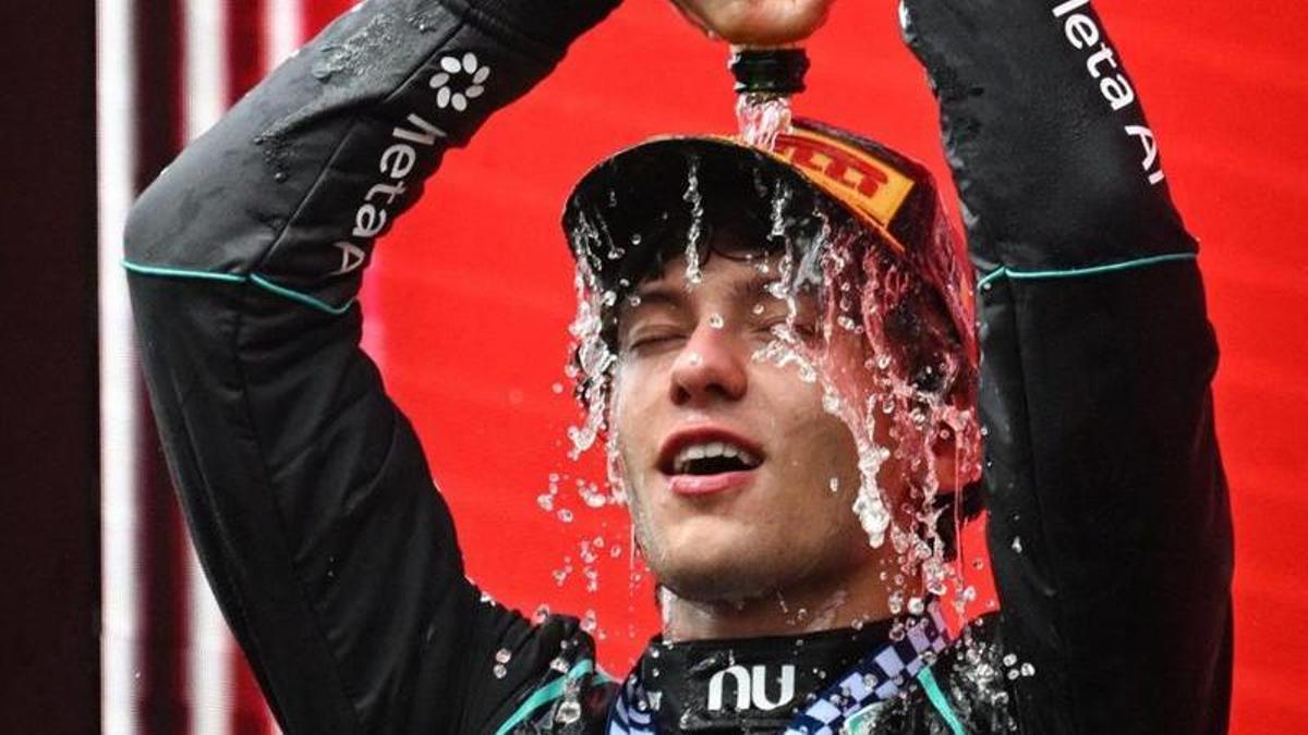 El pilot italià Kimi Antonelli celebra el triomf d’ahir a Spa, al GP de Bèlgica de Fórmula 1. | ANDREJ ISAKOVIC / AFP