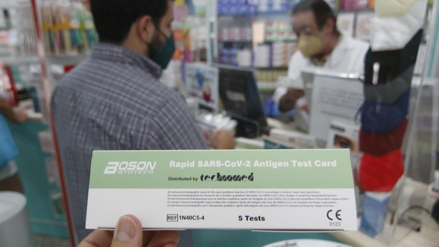 Advierten de que no deben comprarse los test de autodiagnóstico del covid fuera de las farmacias