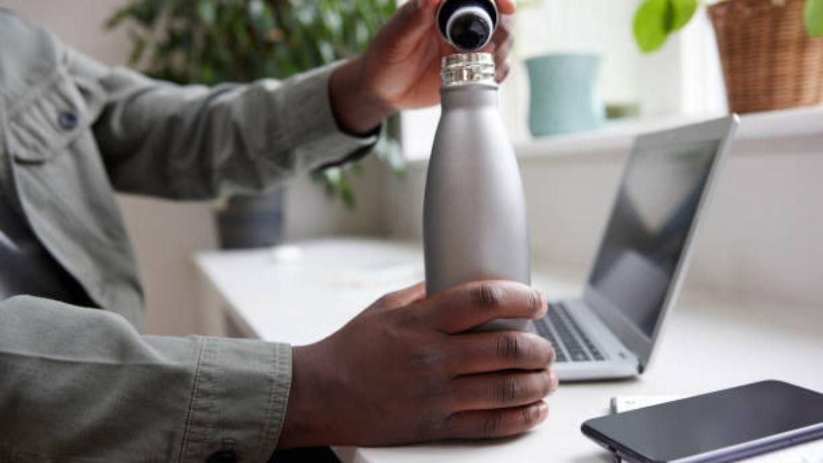 Una botella de agua reutilizable