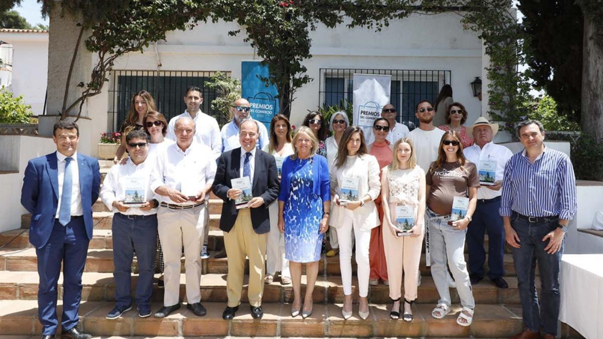 Ángeles Muñoz, (alcaldesa de Marbella) y Cristóbal Garre (delegado de Nueva Andalucía) junto a los representantes de las empresas que reciben el premio.