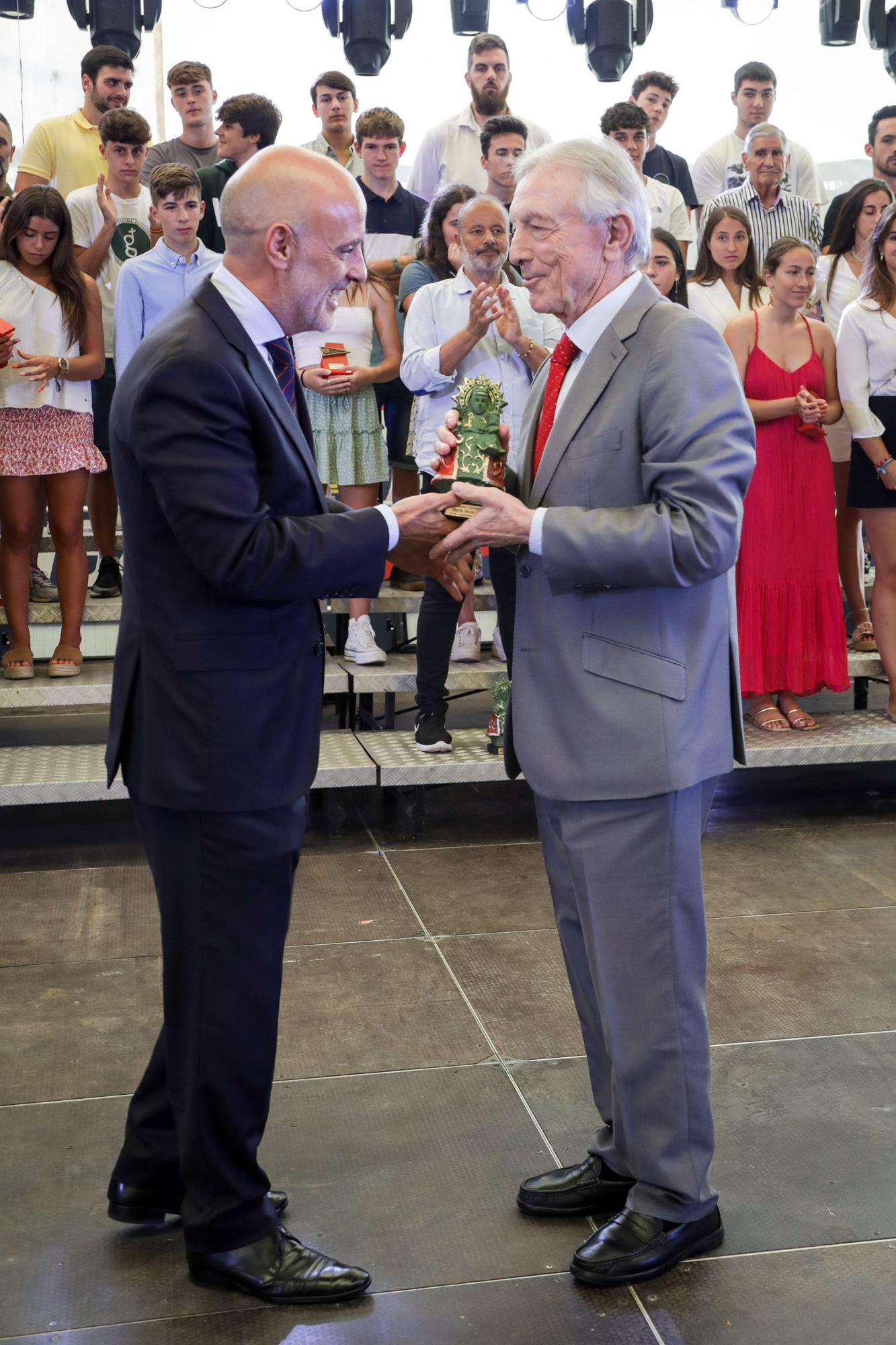 En imágenes: El Grupo Covadonga despide sus fiestas con homenajes