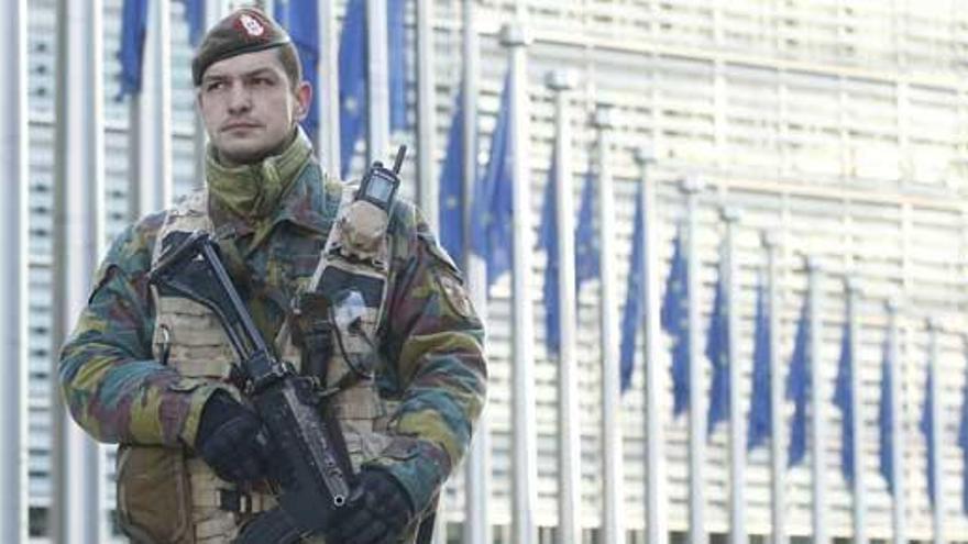 Un soldado, frente a la sede de la Comisión Europea.