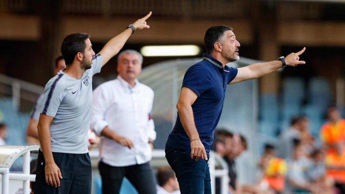 García Pimienta da instrucciones durante el Barça B-Peralada