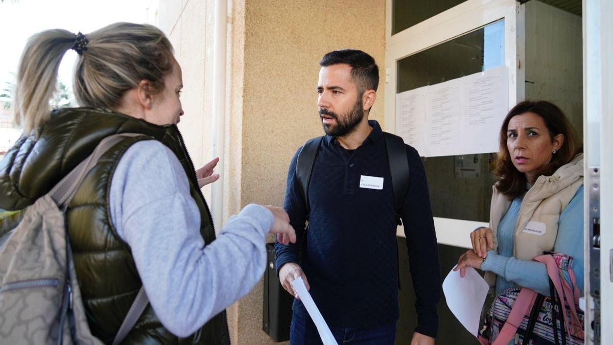 Acceso de aspirantes al examen de celador en el campus de Cáceres.