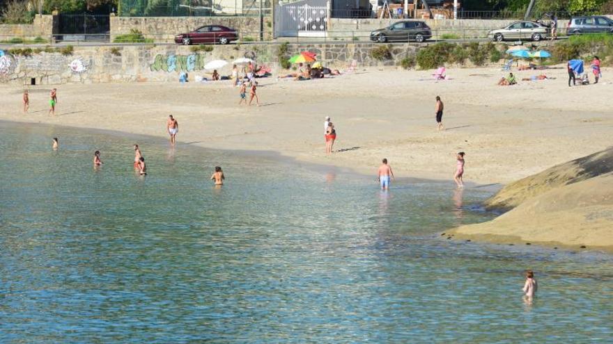 Bañistas disfrutando de la playa de Menduíña durante la jornada de ayer. |   // G.Núñez