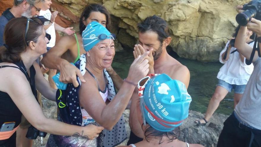 Tita Llorens celebrant la seva gesta a Cala Codolar